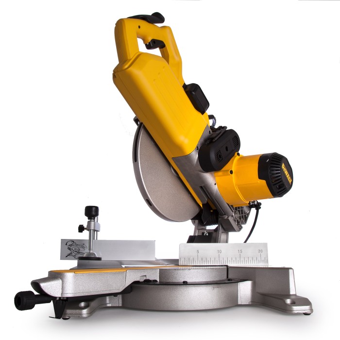 Торцювальна пила DeWALT DWS 778 Торцювальна пила DeWALT DWS 778