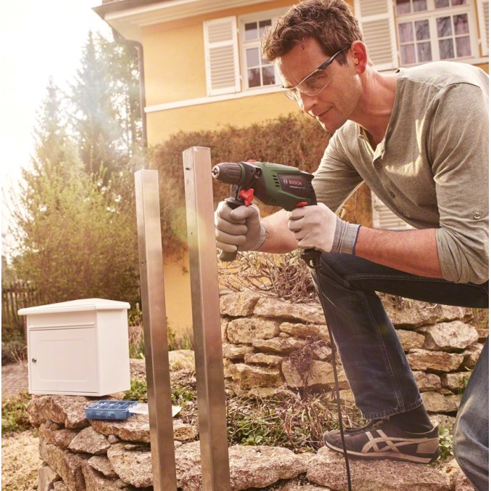 Дриль BOSCH UniversalImpact 700 (0603131020) Дриль BOSCH UniversalImpact 700 (0603131020)
