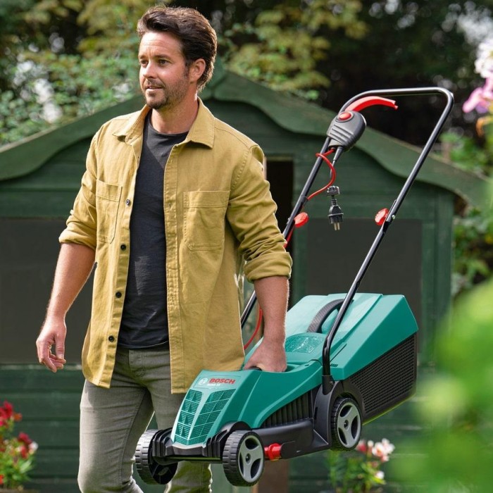 Газонокосарка електрична BOSCH Rotak 32 (0600885B00) Газонокосарка електрична BOSCH Rotak 32 (0600885B00)