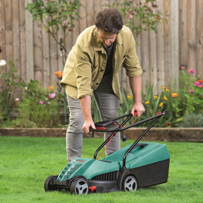 Газонокосарка електрична BOSCH Rotak 32 (0600885B00) Газонокосарка електрична BOSCH Rotak 32 (0600885B00)