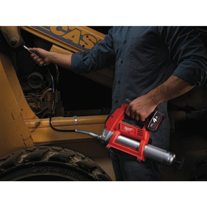 Шприц для змащування акумуляторний MILWAUKEE, M12 GG-401B (зарядний пристрій, 1 акумулятор М12 В4 4Ач, алюмінієва туба, сумка) Шприц для змащування акумуляторний MILWAUKEE, M12 GG-401B (зарядний пристрій, 1 акумулятор М12 В4 4Ач, алюмінієва туба, сумка)