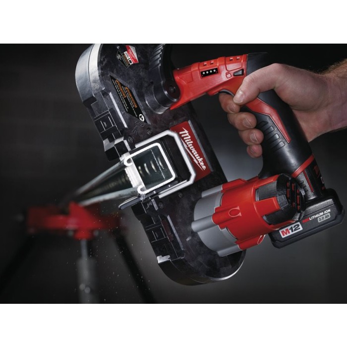 Пила стрічкова акумуляторна MILWAUKEE, M12 BS-402C (зарядний пристрій С12 С, 2 акумулятори М12 В4 4Ач, полотно, кейс) Пила стрічкова акумуляторна MILWAUKEE, M12 BS-402C (зарядний пристрій С12 С, 2 акумулятори М12 В4 4Ач, полотно, кейс)