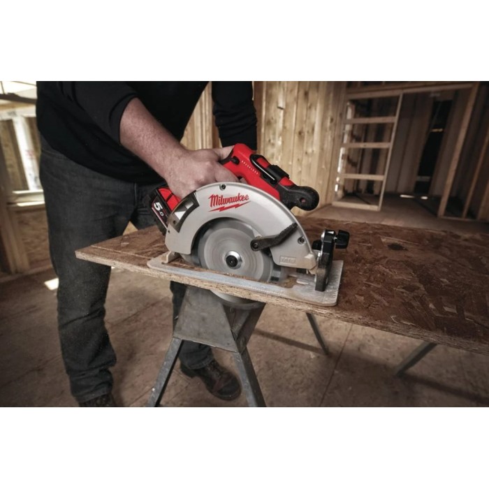 Пила дискова ручна аккумуляторна MILWAUKEE, M18 BLCS66-502X, діаметр 165мм (зарядний пристрій M12-18 FC, 2 акумулятори M18 B5 5А Пила дискова ручна аккумуляторна MILWAUKEE, M18 BLCS66-502X, діаметр 165мм (зарядний пристрій M12-18 FC, 2 акумулятори M18 B5 5А