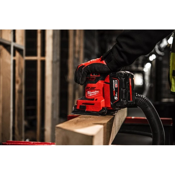 Шліфмашина вібраційна акумуляторна MILWAUKEE, M18 BQSS-502B, 113х104мм (зарядний пристрій М12-18 С, 2 акумулятори М18 В5 5Аг, су Шліфмашина вібраційна акумуляторна MILWAUKEE, M18 BQSS-502B, 113х104мм (зарядний пристрій М12-18 С, 2 акумулятори М18 В5 5Аг, су