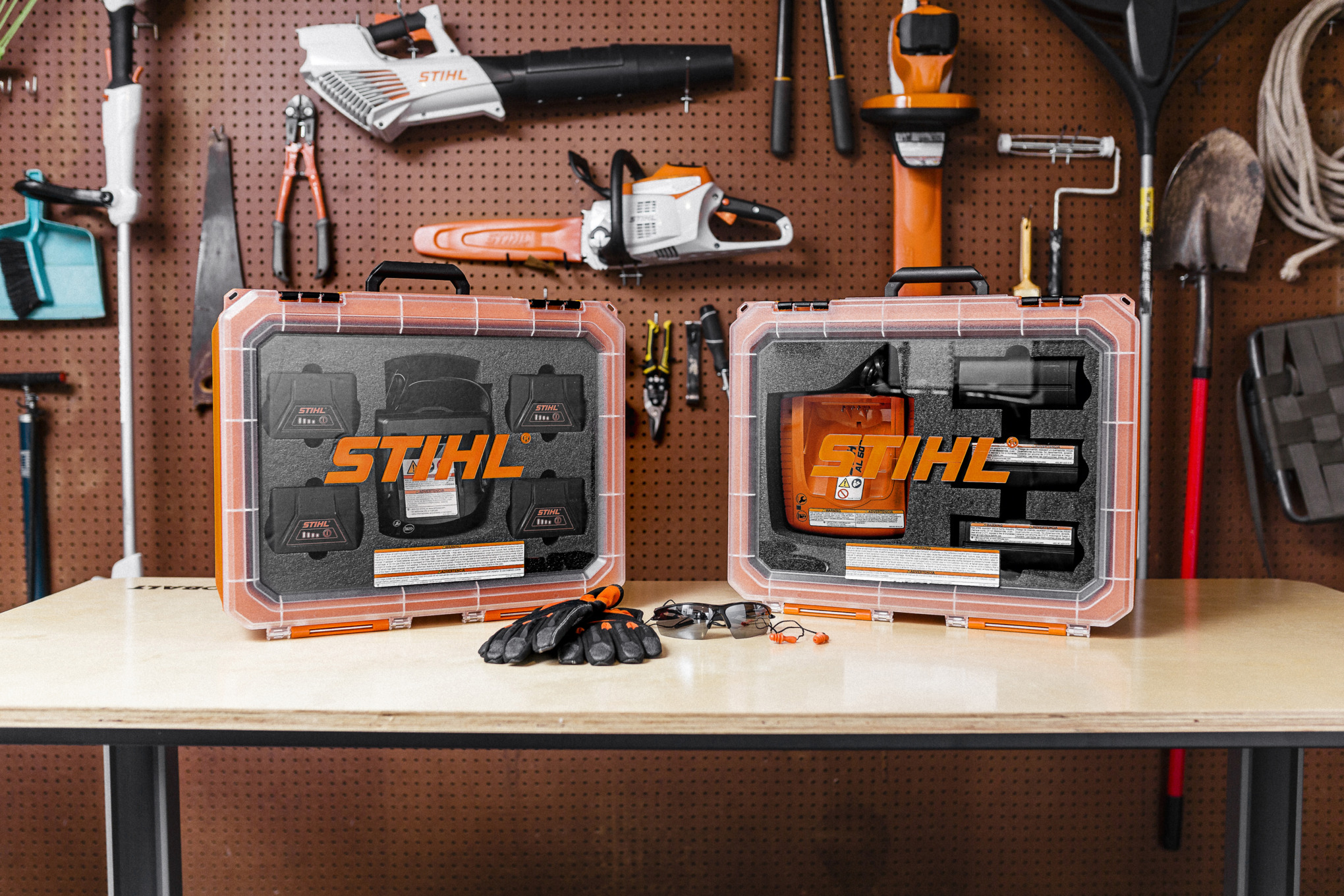 Акумуляторні батареї та зарядні пристрої STIHL у майстерні