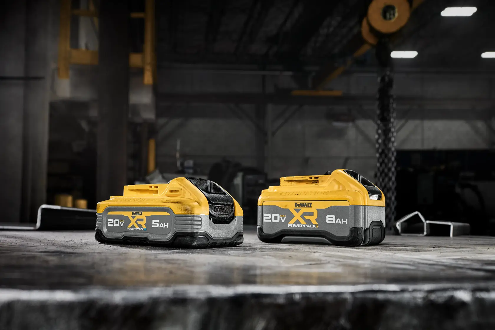 Літій-іонні акумулятори DEWALT XR на робочому столі